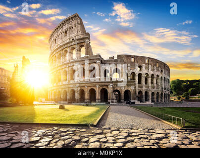 Vista del Colosseo a Roma e il sole di mattina, l'Italia, l'Europa. Foto Stock