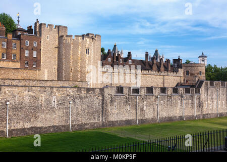 La cortina esterna parete e fossato a secco della Torre di Londra - castello storico e popolare attrazione turistica sulla sponda nord del fiume Tamigi in centr Foto Stock