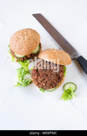 La barbabietola rossa hamburger in un pane integrale rotolo. Foto Stock