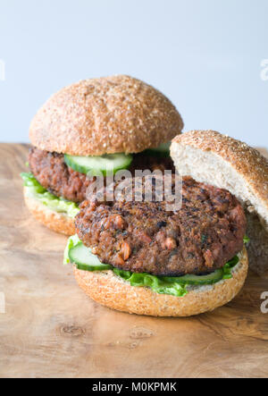 La barbabietola rossa hamburger in un pane integrale rotolo. Foto Stock