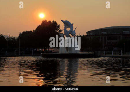 Sunrise su Rhapsody scultura, Waterfront Park, City Art Trail, Kelowna Città, Okanagan Valley, British Columbia, Canada. Foto Stock