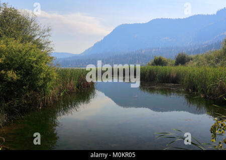 Estate vista sul lago Vaseux, un lago di acqua dolce sul fiume Okanagan, Vaseux Lake Provincial Park, Okanagan Valley, British Columbia, Canada. Foto Stock