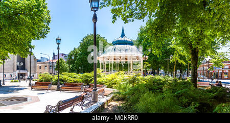 VALDIVIA, Cile - 30 ottobre 2016: Plaza de la Republica nel centro di Valdivia. Questa è l'unica piazza in Cile che è chiamato a Plaza de la Repub Foto Stock