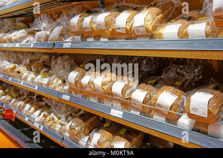 Pane appena sfornato pagnotte di pane confezionato su scaffali in una città Loblaws mercato negozio di alimentari, Vancouver, BC, Canada Foto Stock