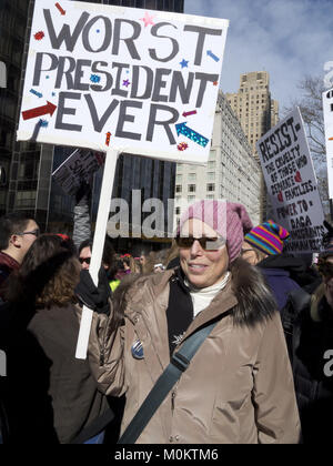 Centinaia di migliaia di newyorkesi hanno partecipato donne di marzo nella città di New York in un anno di anniversario di Donald Trump's innauguration. Foto Stock