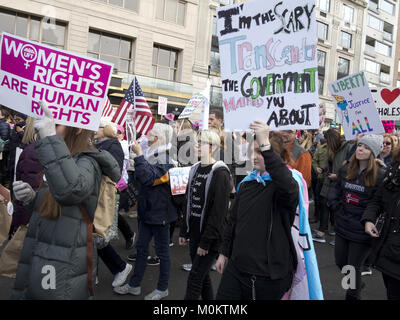 Centinaia di migliaia di newyorkesi hanno partecipato donne di marzo nella città di New York in un anno di anniversario di Donald Trump's innauguration, Gen20, Foto Stock