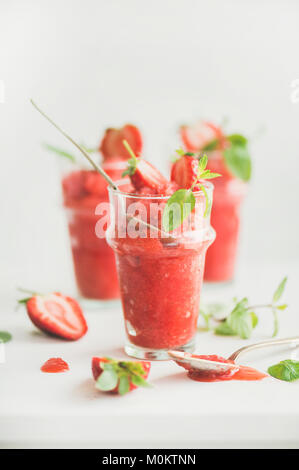 Una sana a basso contenuto calorico estate trattare. La fragola e champaigne granita, slushie o rasata dessert di ghiaccio in bicchieri, sfondo bianco. Pulire mangiare, peso Foto Stock