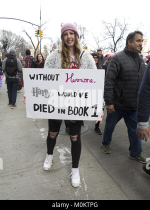 Centinaia di migliaia di newyorkesi hanno partecipato donne di marzo nella città di New York in un anno di anniversario di Donald Trump's innauguration, Gen20, Foto Stock