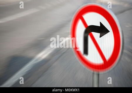 Non girare a destra segno di traffico su strada Foto Stock