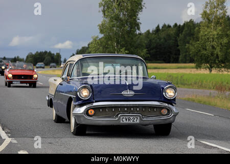 SOMERO, Finlandia - 5 agosto 2017: classica degli anni cinquanta Oldsmobile auto 88 si muove lungo la strada rurale su Maisemaruise 2017 auto in crociera Tawastia corretto, finlan Foto Stock