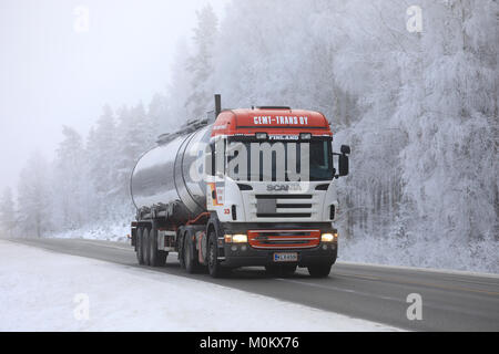 SALO, Finlandia - 20 gennaio 2018 : Scania R420 semi tanker di Cemt-Trans Oy cale merci lungo la strada fiancheggiata da foresta smerigliato su un nebbioso giorno di inverno Foto Stock