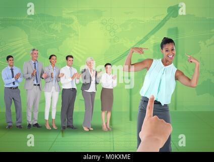 Mano scegliendo un business donna su sfondo verde con il grafico e la gente di affari Foto Stock