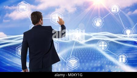 Uomo di toccare le icone di interfaccia Foto Stock