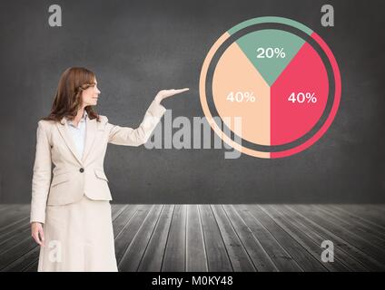 Imprenditrice mano iniziale con colorate statistiche grafico cerchio in camera Foto Stock