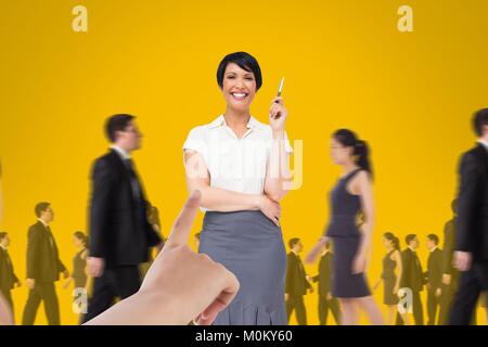 Mano scegliendo un business donna su sfondo giallo con la gente di affari a piedi Foto Stock