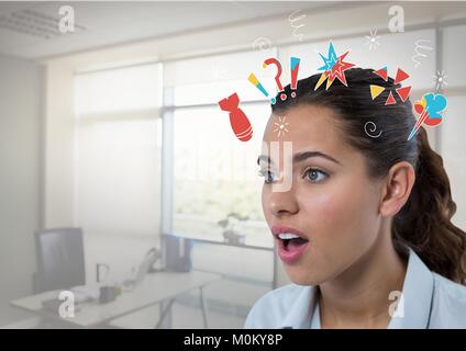 La donna sorpresa in un ufficio con disegni Foto Stock