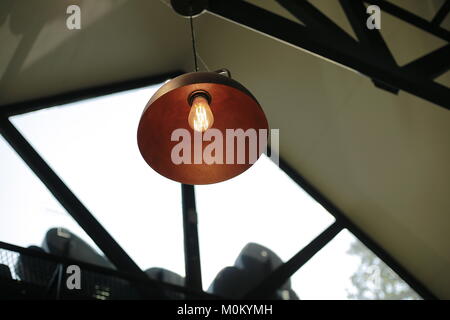 Lampada retrò e marrone lampada rotonda che pende dal soffitto. Foto Stock