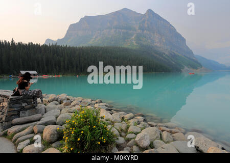 Il lago glaciale di Louise, il Parco Nazionale di Banff, Sito Patrimonio Mondiale dell'UNESCO, montagne rocciose, Alberta, Canada. Foto Stock