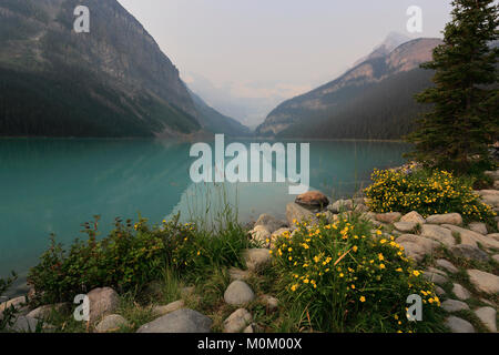 Il lago glaciale di Louise, il Parco Nazionale di Banff, Sito Patrimonio Mondiale dell'UNESCO, montagne rocciose, Alberta, Canada. Foto Stock