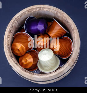 Capsule per fare il caffè in un barile di legno Foto Stock