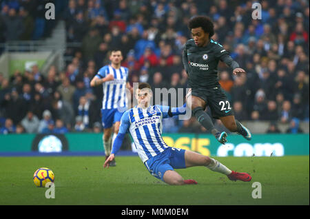 Willian del Chelsea evade un affrontare da Solly marzo di Brighton durante il match di Premier League tra Brighton e Hove Albion e Chelsea presso la American Express Community Stadium di Brighton e Hove. 20 Jan 2018 Foto Stock