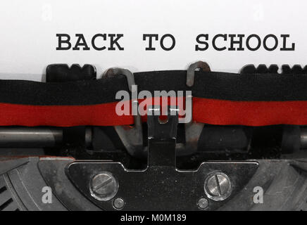 Il testo si torna a scuola scritto con la vecchia macchina da scrivere sul foglio bianco Foto Stock