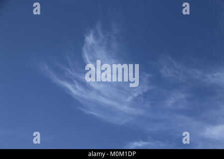 Soffici nuvole nel cielo blu Foto Stock