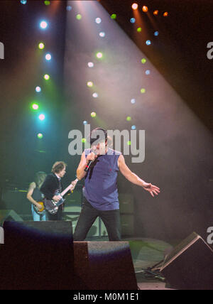 Brian Johnson e Angus giovane australiano di gruppo Rock AC/DC eseguendo all'Hammersmith Apollo. Il 21 ottobre 2003, Londra, Inghilterra, Regno Unito. Foto Stock