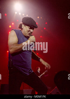 Brian Johnson di Australian gruppo Rock AC/DC eseguendo all'Hammersmith Apollo. Il 21 ottobre 2003, Londra, Inghilterra, Regno Unito. Foto Stock