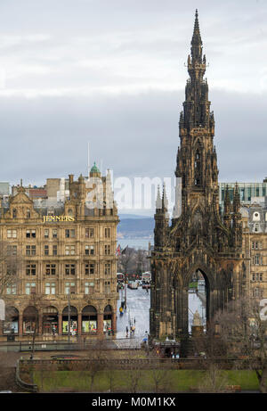 Il monumento di Scott e Jenners department store in Princes Street, Edinburgh Foto Stock