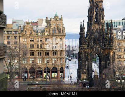 Il monumento di Scott e Jenners department store in Princes Street, Edinburgh Foto Stock