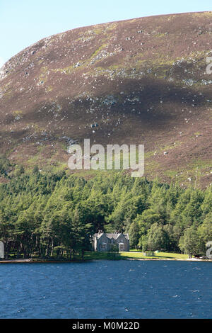 Glas-allt Shiel, la casetta per la caccia costruita per la Regina Victoria sulle rive di Loch Muick sulla Balmoral Station Wagon Foto Stock