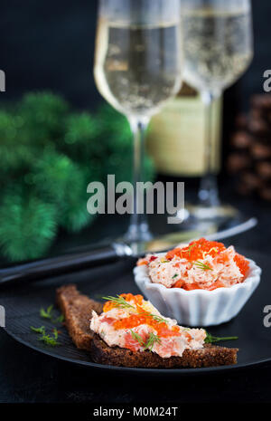 Pâté di salmone (rillettes) con caviale rosso servito con fette di pane Foto Stock