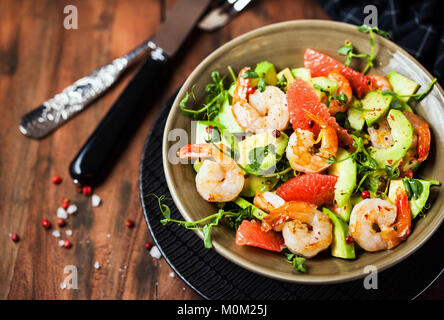 Freschi e deliziosi con insalata di gamberetti, pompelmo, avocado, cetriolo e erbe aromatiche Foto Stock