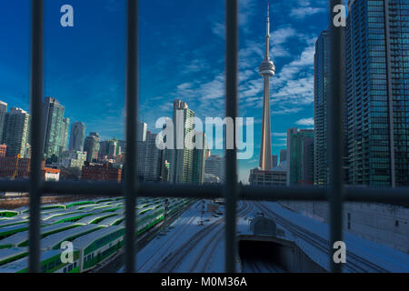 Prese vicino il cuore del centro cittadino di Toronto come potete vedere una buona vista della CN tower da dove ho preso questa immagine Foto Stock