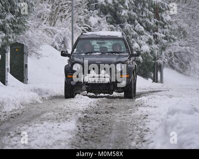 4x4 jeep percorrendo la strada attraverso la neve in West Malvern REGNO UNITO Foto Stock