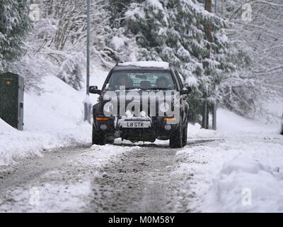 4x4 jeep percorrendo la strada attraverso la neve in West Malvern REGNO UNITO Foto Stock