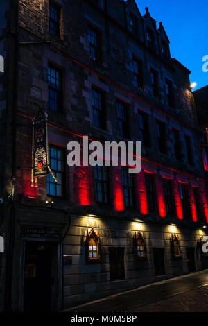 Rosso drammatico di notte le luci e segno del fascino ristorante, XVI secolo Boswell's Court, Castlehill, Royal Mile di Edimburgo, Scozia, Regno Unito Foto Stock