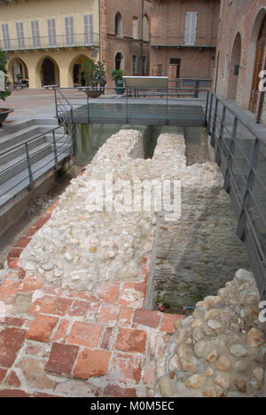 Resti di mura romane di Alba, Piemonte - Italia Foto Stock