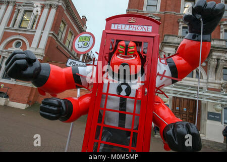 Londra, Regno Unito. Il 23 febbraio, 2017. Nel giorno di apertura del London Toy Fair, Ben 10 interruzioni di carattere al di fuori della cabina telefonica londinese. Foto Stock