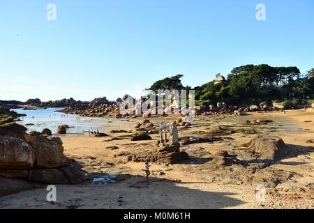 Francia,Cotes d'Armor,Perros Guirec,Ploumanac'h,Costa di Granito Rosa (Côte de Granit Rose),l'oratorio di San Guirec sul Saint Guirec beach Foto Stock