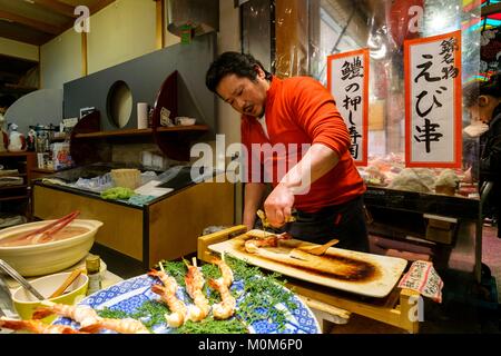 Giappone,Honshu island,Kansaï regione,Kyoto,Nishiki mercato,barbecue a base di pesce Foto Stock