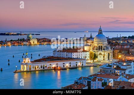 L'Italia,Veneto,Venezia elencati come patrimonio mondiale dall UNESCO,il Canal Grande in primo piano,Punta della Dogana (punto doganale) dove si trova la Collezione François Pinault Foundation e la chiesa di Santa Maria della Salute basilica Foto Stock