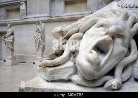 Francia,Parigi,zona elencata come patrimonio mondiale dall UNESCO,museo Louvre,Puget cortile,Medusa (dettaglio del gruppo scultoreo Perseus e Andrmeda da Pierre Puget completato nel 1684) Foto Stock