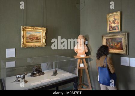 Francia,Parigi,Delacroix museo,la stanza di seduta. Busto da Antoine Etex e in rappresentanza di Eugène Delacroix che indossa una uniforme dell'accademico Foto Stock