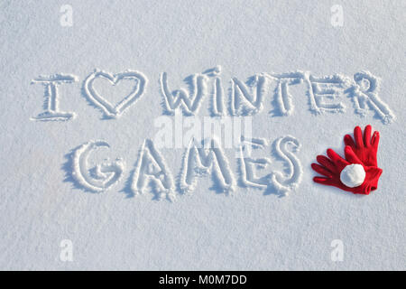 Io amo i giochi invernali scritto sulla neve Foto Stock