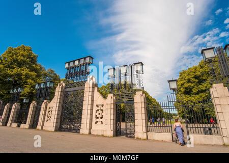 Norvegia,Oslo,cancello di ingresso del Parco Frogner (Frognerpark),che raccoglie 214 statue dell'artista norvegese Gustav Vigeland Foto Stock