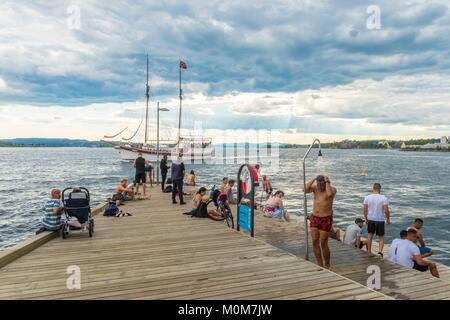 Norvegia,Oslo,le banche di Tjuvholmen sono ideali per prendere il sole e nuotare in estate Foto Stock