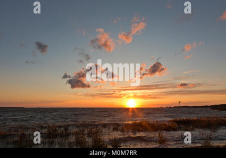 NC01389-00...CAROLINA DEL NORD - Vento pilotato onde si infrangono paludoso riva del Jockey Crinale del Parco dello stato al tramonto sulla Outer Banks a Nag testa. Foto Stock