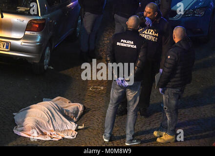 La camorra agguato, un 54-anno-vecchia donna, Annamaria Palmieri, è stato ucciso in un agguato in Via del'Alveo artificiale, nel quartiere di San Giovanni a Teduccio a Napoli. La donna aveva precedenti per reati contro la proprietà per i farmaci e per associazione per delinquere. Foto Stock